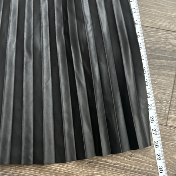 7 For All Mankind Black Pleated Faux Leather Midi Skirt - Picture 8 of 9